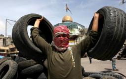 مواطن يجمعون الاطارات القديمة