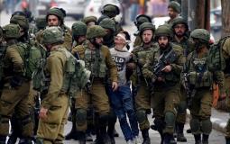 جنود الاحتلال يعتقلون طفلا فلسطينيا- أرشيفية
