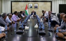 محمد اشتية يلتقي أسر الشهداء