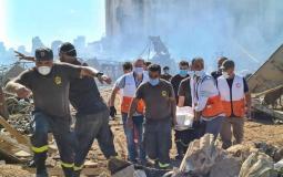 طواقم طبية تنقل ضحايا انفجار بيروت