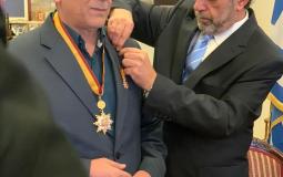 صورة توضح اثناء تقليد اللقب