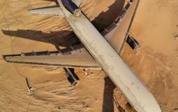 طائرة مهجورة في صحراء أبو ظبي