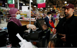 التسوق في غزة يخضع لإجراءات السلامة والوقاية