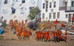 رجال اسعاف صينين يزاولون عملهم أثناء زلزال "ارشيف"