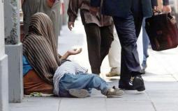 سيدة تتسول في أحد الشوارع