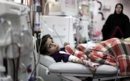 طفل مريض يرقد في قسم الكلى بمستشفى الشفاء في غزة