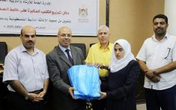 غزة: التعليم توزع كتباً مكبرة للطلبة "ضعاف البصر"