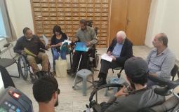 التشريعي ينظم جلسة حوار بين عزام الأحمد وعدد من ذوي الاحتياجات المعتصمين 