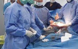 طاقم طبي بمستشفى غزة الأوروبي يُجري عملية مُعقدة لأحد مُصابي مسيرات العودة