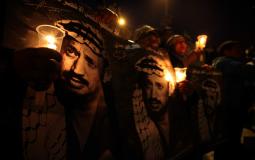 فلسطينيون يحملون صور الشهيد ياسر عرفات
