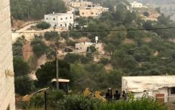 آليات الاحتلال تهدم سورا استناديا غرب بيت لحم