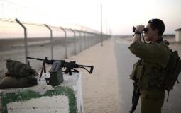 جندي اسرائيلي يراقب حدود غزة