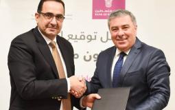 ظافر ملحم رئيس سلطة الطاقة و رشدي الغلاييني مدير عام بنك فلسطين خلال توقيع الاتفاقية