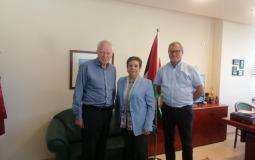 حنان عشراوي مع عضو البرلمان السويدي