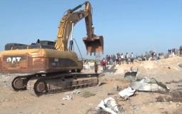 عمل الآليات في حصر  أضرار الوحدات السكنية المهدمة