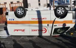 انقلاب سيارة اسعاف خلال حادث سير وقع في غزة بالأمس