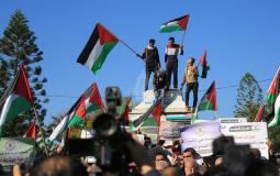مواطنون يرفعون الأعلام الفلسطينية في غزة -ارشيف-