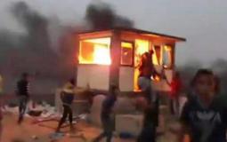 المتظاهرون الفلسطينيون اقتحموا موقع كرم أبو سالم العسكري وأضرموا النار بمعدات جيش الاحتلال