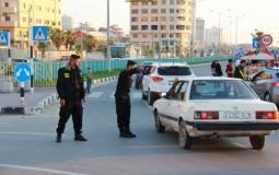 شرطة المرورتؤدي عملها في شارع الرشيد غرب غزة