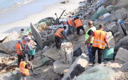 بلدية غزة تشرع بحملة لتنظيف جرف الشاطئ مقابل المخيم