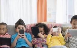 خطورة الهواتف الذكية على الأطفال