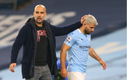 غوارديولا (يسار) بعد تبديل أغويرو بمباراة آرسنال