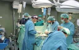 أطباء يجرون عملية جراحية في مجمع الشفاء الطبي
