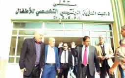 كتلة فتح برئاسة دحلان تواصل حملة سواعد الخير بتقديم أجهزة مختبر لمرضى السرطان لمستشفى الرنتيسي 