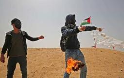 فلسطينيون يطلقون طائرة ورقية حارقة - أرشيفية