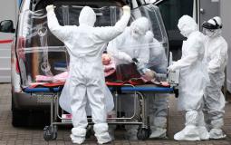 طواقم طبية تتعامل مع مريض كورونا- أرشيفية