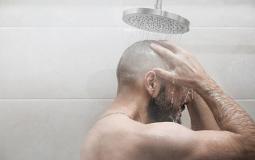 الاستحمام بالماء الساخن لا يقضي على فيروس كورونا
