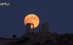 صعود القمر الدموي فوق معبد بوسيدون في أثينا - خسوف القمر