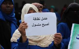 اعتصام إحدى عاملات النظافة بمجمع الشفاء الطبي في غزة