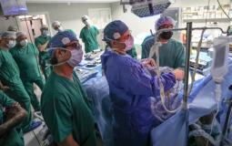 أطباء يقومون بمعاينة مريض كورونا في أحد مستشفيات الضفة الغربية