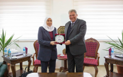 وزير شؤون المرأة د. آمال حمد تزور رئيس جامعة القدس عماد أبو كشك