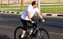 الرئيس المصري يقود دراجة هوائية في شرم الشيخ