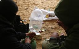 شُبان فلسطينيون يطلقون بالونات