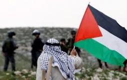 مسن يحمل العلم الفلسطيني