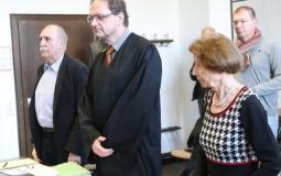 رافع الدعوة هانز يوخيم ليمان وزوجته في قاعة المحكمة
