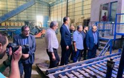 وزير الأشغال يتفقد المصانع المستفيدة من المنحة الكويتية