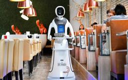 شاهد مطعم هولندي يتخطى أزمة كورونا بالروبوتات