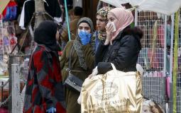 فلسطينيات يقفن في أحد أسواق مدينة رام الله