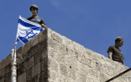 مستوطنون يرفعون العلم الاسرائيلي على منزل فلسطيني -أرشيف-