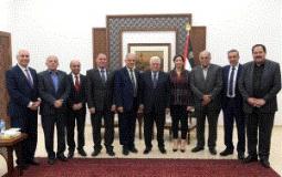 الرئيس محمود عباس لدى استقباله وفد مجلس أمناء جامعة الأزهر الجديد