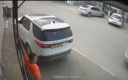 انزلاق سيارة في الجليل وفيديو يوثق منع شاب للوقوع كارثة