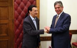 السفير الفلسطيني مروان وطوباسي ونائب رئيس البرلمان اليوناني اناستاسيوس كوراكيس.