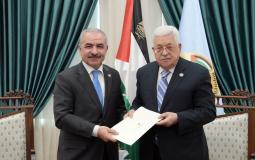 الرئيس محمود عباس اثناء تكليف محمد اشتيه بتشكيل حكومة فلسطينية جديدة