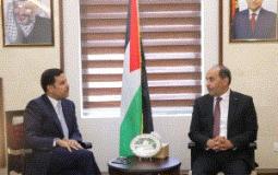 الوزير رياض عطاري خلال لقائه السفير الأردني محمد أبو وندي