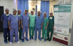  فريق طبي يجري عمليات جراحة مجانية في رام الله