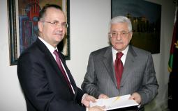 محمد مصطفى والرئيس محمود عباس